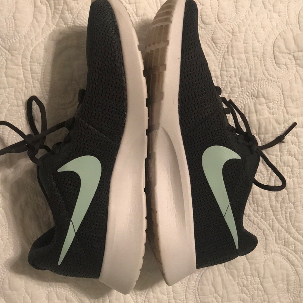 Nike women’s tennis shoes Sz 9.5 💕